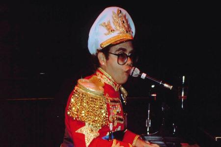 ...oder auch als farbenfroher Operetten-Soldat, allein schon Elton Johns Kostüme machten jedes Konzert zu einem unvergesslic...