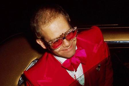Elton John sieht rot - seiner Umgebung geht es allerdings auch nicht viel besser.