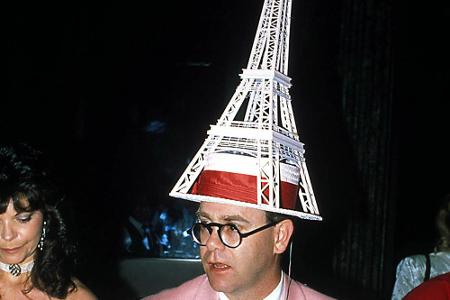 Elton John dürfte modisch wirklich so ziemlich alles ausprobiert haben. Sogar den Eiffelturm als Hut.