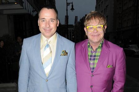 Manchmal geht mit Elton John immer noch die Lust an der Farbenfreude durch. Die Kombination aus Lila, Grün und Gelb ist einf...