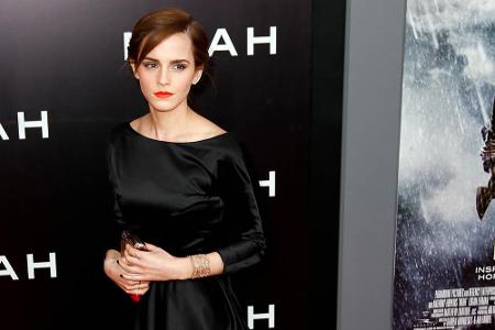Knallroter Lippenstift und schwarze hochgeschlossene Robe - so erscheint Emma Watson zur Premiere ihres Films 