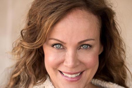 Auch Schauspielerin Sonja Kirchberger (51) traut sich aufs Parkett.