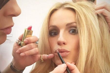 Damit die Stars vor der Kamera strahlend schön aussehen, braucht es hinter den Kulissen jede Menge helfende Hände: Michelle ...