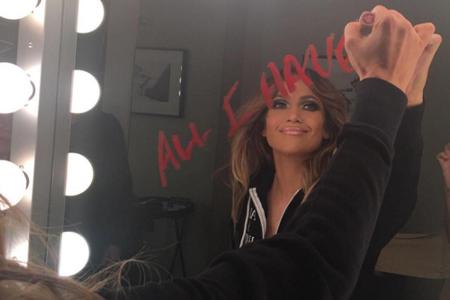 Und auch der Spiegel bleibt von J.Los Schminkkünsten nicht verschont. Den verziert die Sängerin nämlich mit rotem Lippenstif...