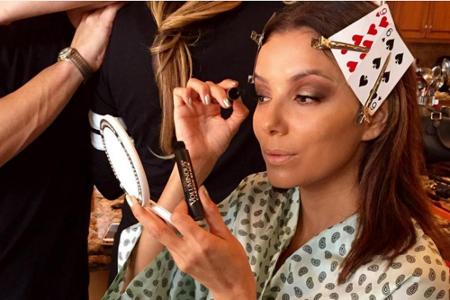 Für was dieser Beauty-Trick wohl gut ist? Mit Spielkarten im Haar macht sich Eva Longoria in der Maske für ihren Besuch der ...