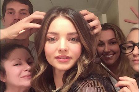 Auch Miranda Kerr braucht viele helfende Hände, um vor der Kamera makellos auszusehen - das beweist das australische Model m...