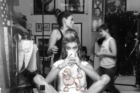 Das dänische Model Nina Agdal ist in der Maske hingegen gerne zu Späßen aufgelegt. Auf ihrem Instagram-Account postete sie d...