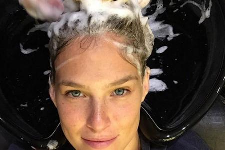 Damit ihre blonde Mähne in vollem Glanz erstrahlt, begibt sich Bar Refaeli in die Hände ihres Stylisten: 