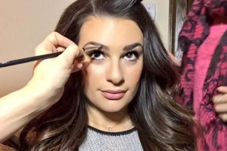 Auch die Augenbrauen müssen sitzen: Schauspielerin Lea Michele beim Feinschliff ihres Make-ups in der Maske.