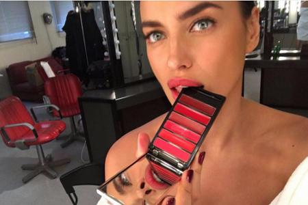 Rote Lippen soll man küssen: Irina Shayk vor einem Shooting in der Maske.