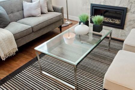 Kleinmöbel wie Couchtische und Stühle sollten aus (Acryl-)Glas gefertigt sein. Da sie durchsichtig sind, lassen sie den Raum...