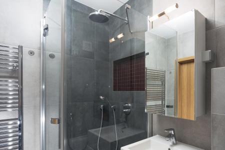 Mit einem Spiegelschrank im Bad schlagen Sie zwei Fliegen mit einer Klappe. Durch die Lichtreflexion zaubern Sie optisch meh...