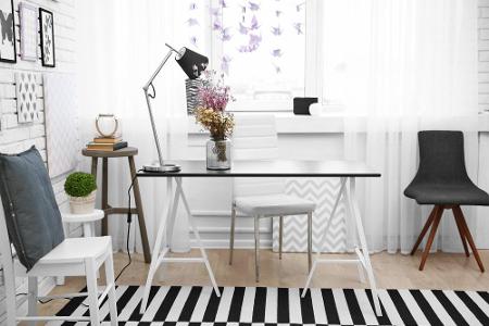 Möbel mit schlanken Beinen geben den Blick auf den Boden frei, wodurch der Raum freier und weniger zugestellt wirkt.