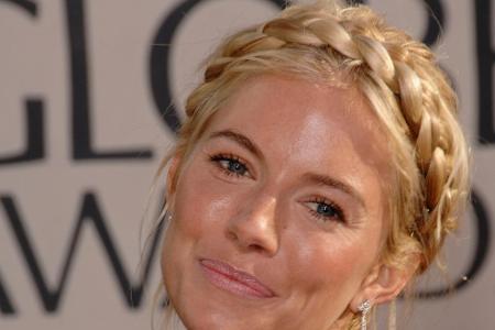 Gretchenzopf steht ihr ausgezeichnet: Sienna Miller ist ein großer Flechtfrisuren-Fan.