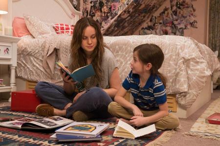 Doch eines Tages hat seine Mutter genug davon, ihren Sohn belügen zu müssen. Um Jack endlich eine Kindheit schenken zu könne...