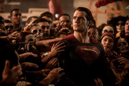 Superman (Henry Cavill) wird in 