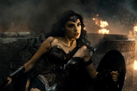 Doch in der epischen Schlacht mischen noch andere Figuren mit, etwa die Amazone Wonder Woman (Gal Gadot). Der Comic-Kracher ...