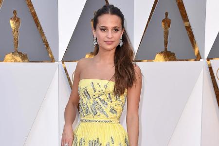 Oscar-Gewinnerin Alicia Vikander griff mit ihrer Robe daneben, denn die Volants am Saum gaben dem ansonsten eleganten Schnit...