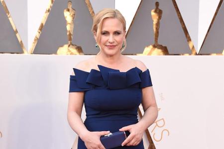 Patricia Arquette wählte ein sehr elegantes, dem Anlass entsprechendes Abendkleid in Dunkelblau. Besonderer Hingucker: die S...