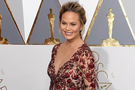 Kandidatin 2: Chrissy Teigen. Dunkelrote Applikationen verzierten ihr nudefarbenes Kleid. Ein bisschen unruhig, aber das Str...