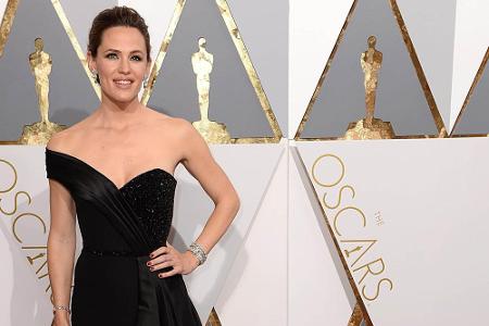 Jennifer Garner kam allein und im schwarzen One-Shoulder-Kleid. Weder die Robe noch die Frisur saßen so richtig, und auch da...