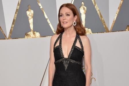 Top Auftritt: Julianne Moore im schwarzen Empire-Neckholder-Kleid mit tiefem Ausschnitt und Glitzerelementen.