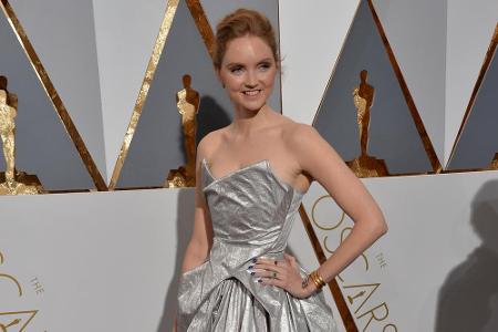 Lily Cole sorgte für einen schrägen Auftritt: Der Erdbeerblondine lief im silbernen Kleid mit goldfarbenen Schuhen über den ...
