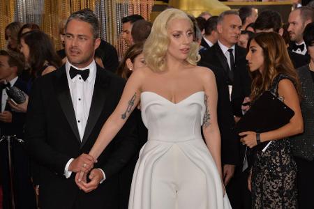 Ein eleganter Jumpsuit in Weiß - was oscarwürdig klingen mag, war es nicht unbedingt, denn die angesteckte Schleppe bei Lady...