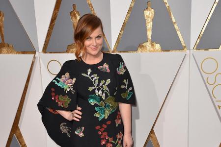 Amy Poehler nutzte ihre Chance, sich der Weltpresse zu präsentieren, im unförmigen Flower-Print-Kleid nicht so gut.