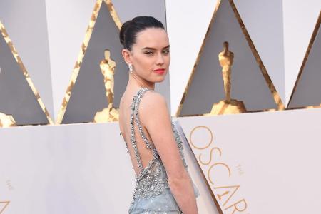 Von den Farben her ähnlich präsentierte sich auch Daisy Ridley bei den Oscars. Hingucker waren aber leider der viel zu kurze...