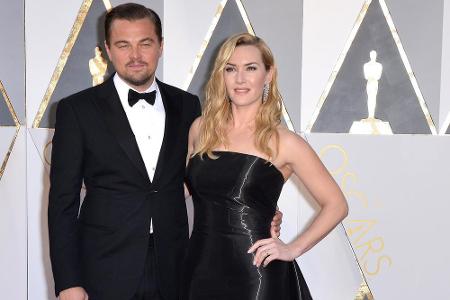 Ganz klar daneben griff Kate Winslet mit ihrem schwarz-ölig-schimmernden Kleid. Dafür hatte sie den Gewinner des Abends, Leo...