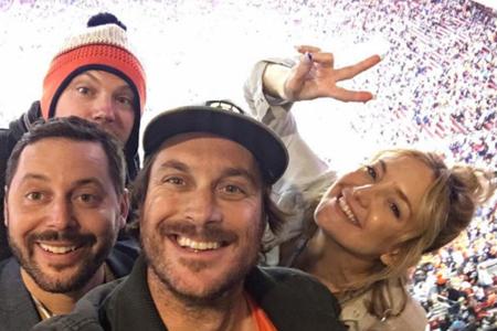 Auch beim 50. Super Bowl fieberten wieder die Stars mit. Die Geschwister Kate und Oliver Hudson drückten mit ihren Freunden ...