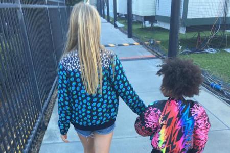 Auf dem Weg zum Super Bowl: Gwyneth Paltrows Töchterchen Apple (11) und Beyoncés Tochter Blue Ivy (4).