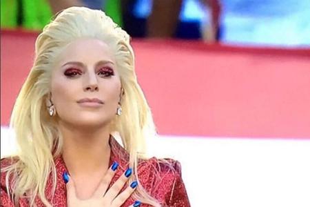 Allen Grund, stolz zu sein, hatte auch Sängerin Lady Gaga, denn sie eröffnete mit ihrere Interpretation der Nationalhymne de...