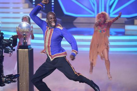 Dass das noch besser geht, bewies Elbers Fußballer-Kollege Hans Sarpei, der mit Kathrin Menzinger beim 