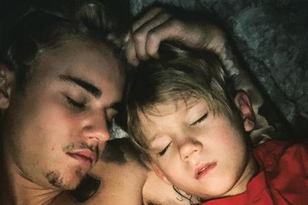 Auch Justin Bieber (21) ließ sich schon halbnackt im Bett ablichten. An seiner Seite, wie so oft, sein kleiner Halbbruder Ja...
