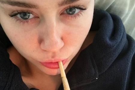 Bekommt man ein Bett-Selfie von Miley Cyrus (23) zu Gesicht, hat sie darauf meist einen Joint im Mund.