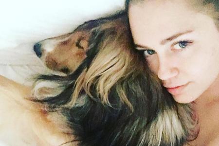 Die Skandalnudel kann aber auch anders und kuschelt gerne mal mit ihrem Hund.