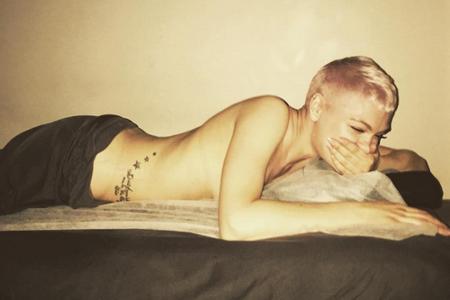 Jessie J (27) hat im Bett sichtlich Spaß.