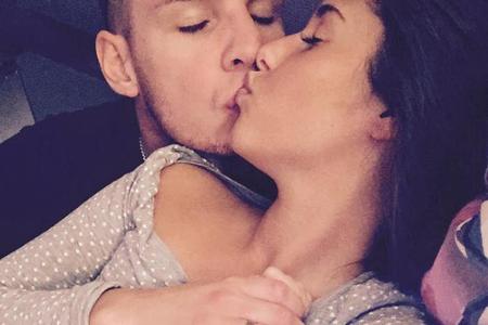 Sarah Engels (23) und Pietro Lombardi (23) schmusen gerne - noch mehr, seit ihr gemeinsamer Sohn Alessio das Licht der Welt ...