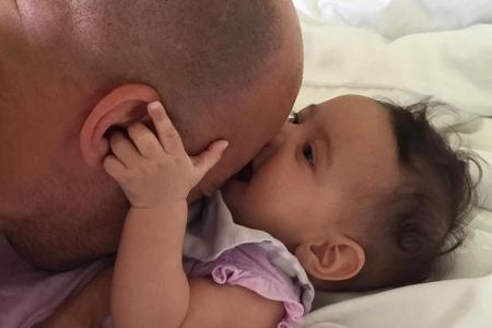 Auch Vin Diesel (48) hat eine Schwäche für Babys. Besonders für sein Töchterchen Pauline, die er gerne durchknuddelt.