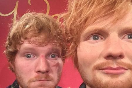 Ed Sheeran zu Besuch bei seiner Wachsfigur in Madame Tussauds.