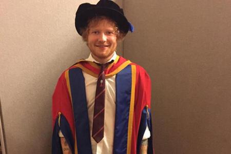 Hier macht Sheeran nicht etwa einen auf Ron Weasley: Der 25-Jährige bekam in dieser Aufmachung einen Ehrendoktortitel verlie...