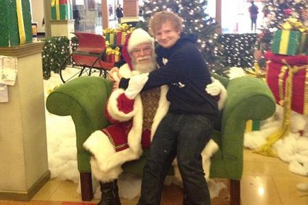 Auf dem Schoß vom Weihnachtsmann wird sogar ein 25-Jähriger wieder zum Kind.