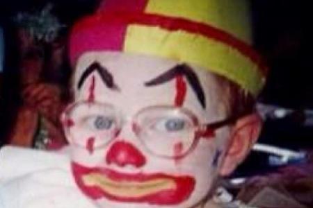 Der Brite wusste offenbar schon als Kind mit rotem Lippenstift umzugehen. Ob er wirklich - wie er selbst schreibt - 