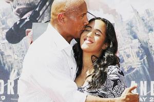 "The Rock" umarmt seine Tochter zum Abschluss der Middle School