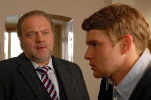 "Der Alte": Hauptkommissar Richard Voss (Jan-Gregor Kremp, l.) muss Johannes Wöhler (Tobias Schenke, r.) eine traurige Nachr...