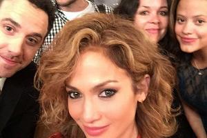 Jennifer Lopez posiert mit Kollegen am Set von "Shades of Blue"