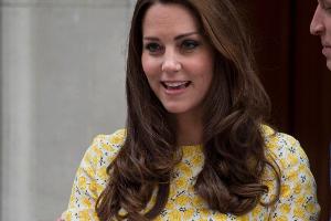 Prinzessin Charlotte in den Armen ihrer Mama Kate