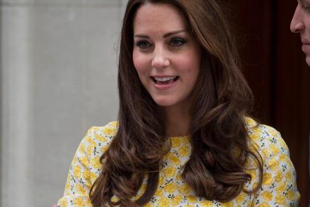 Prinzessin Charlotte in den Armen ihrer Mama Kate